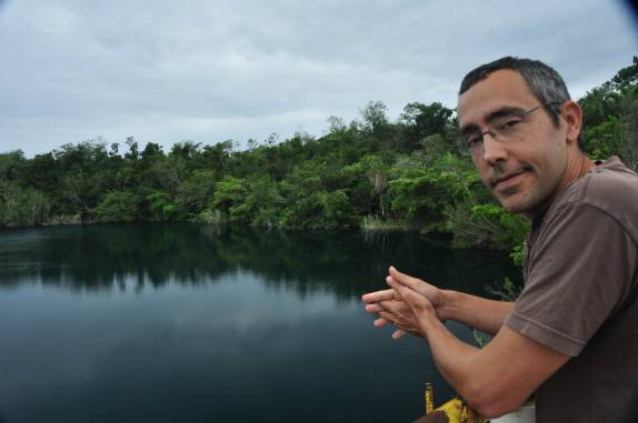 Admirando o enorme e plácido Cenote Azul, ao lado da laguna de Bacalar, no sul do Yucatán, no México